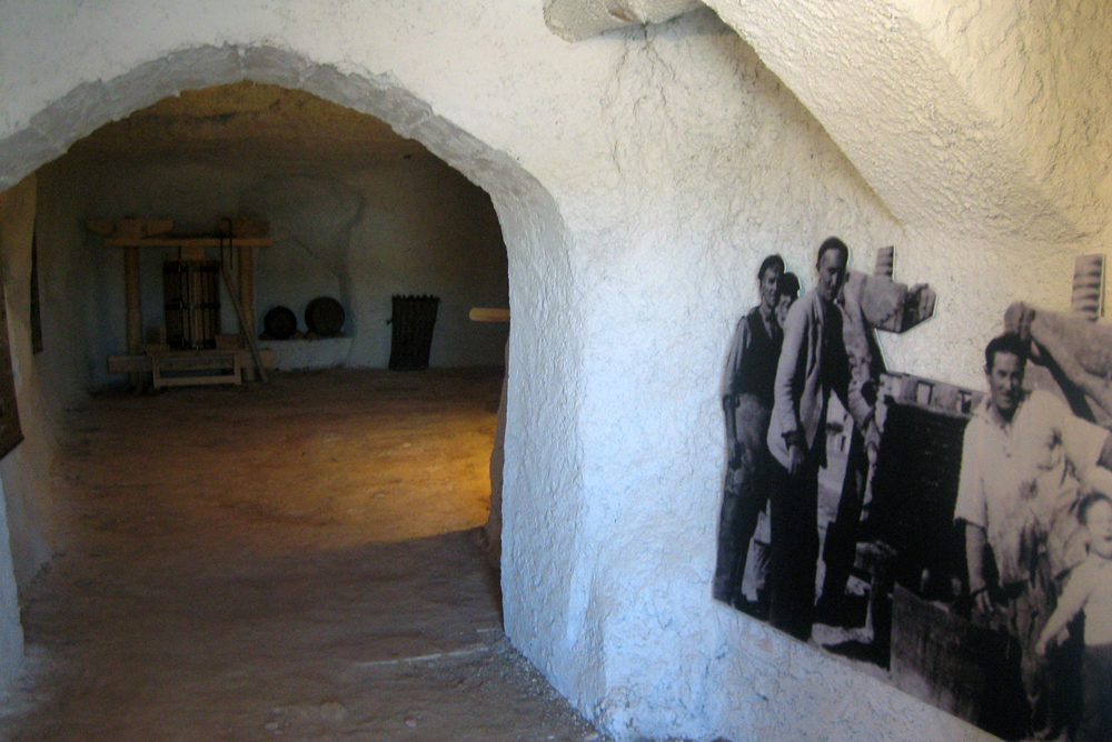 exposicion_tematica_bodega_cueva_moyuelajpg
